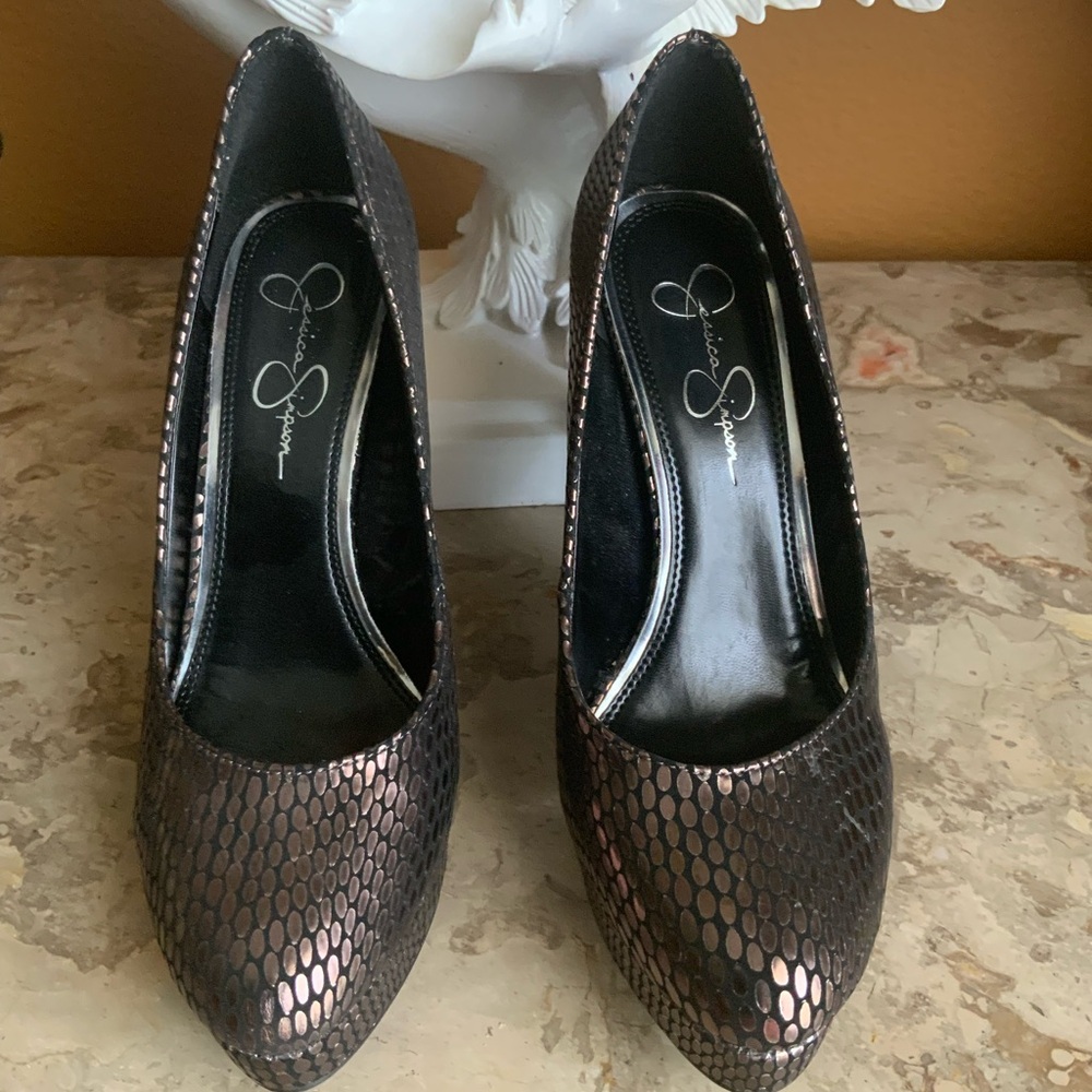 Jessica Simpson - ANGEE Black Heels with bronze Textured Finish